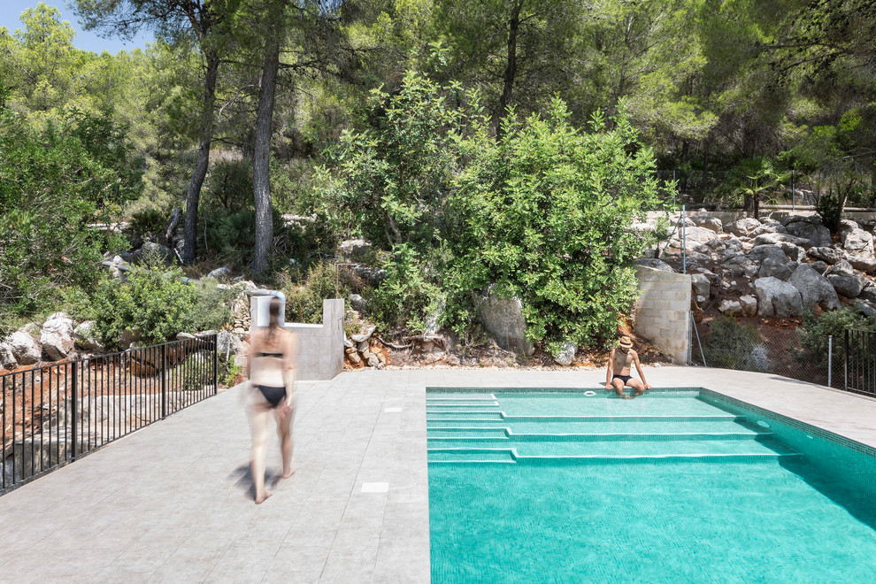 Modelo de piscina elevada mediterránea de tamaño medio rectangular