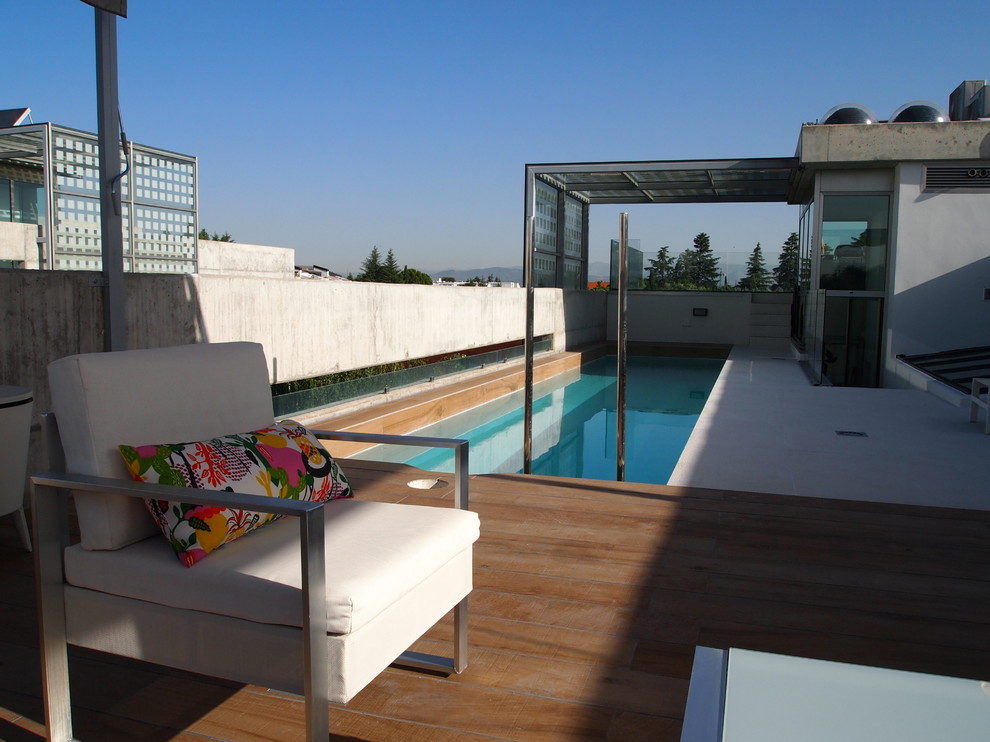 Idee per una piscina monocorsia moderna rettangolare di medie dimensioni e sul tetto con piastrelle