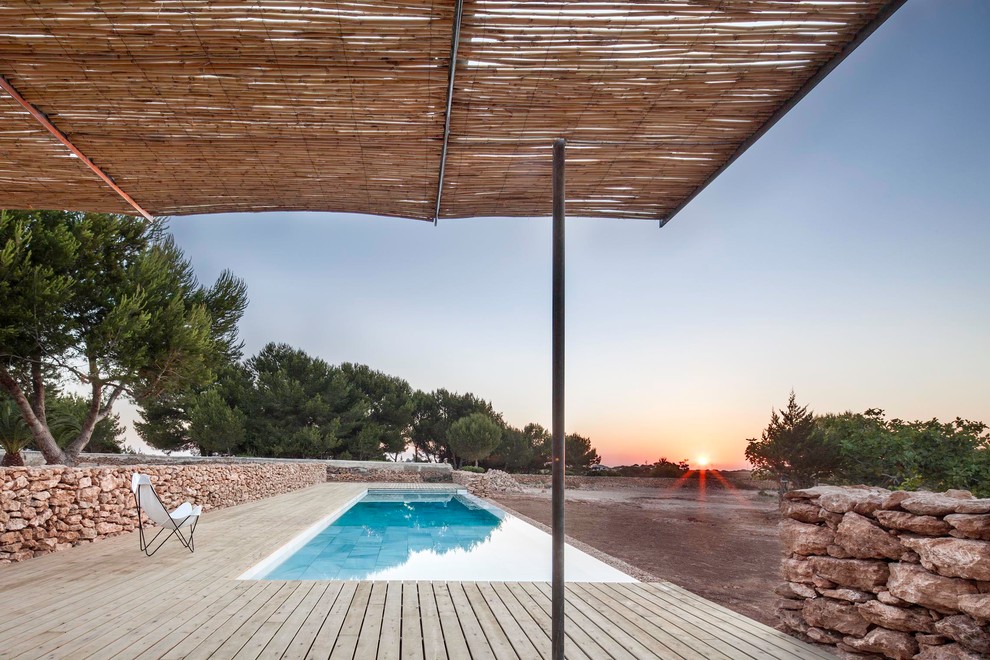 Ispirazione per una piscina mediterranea di medie dimensioni