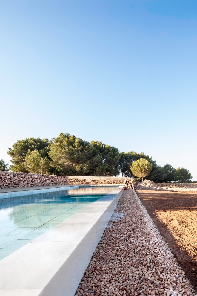 На фото: бассейн среднего размера в средиземноморском стиле