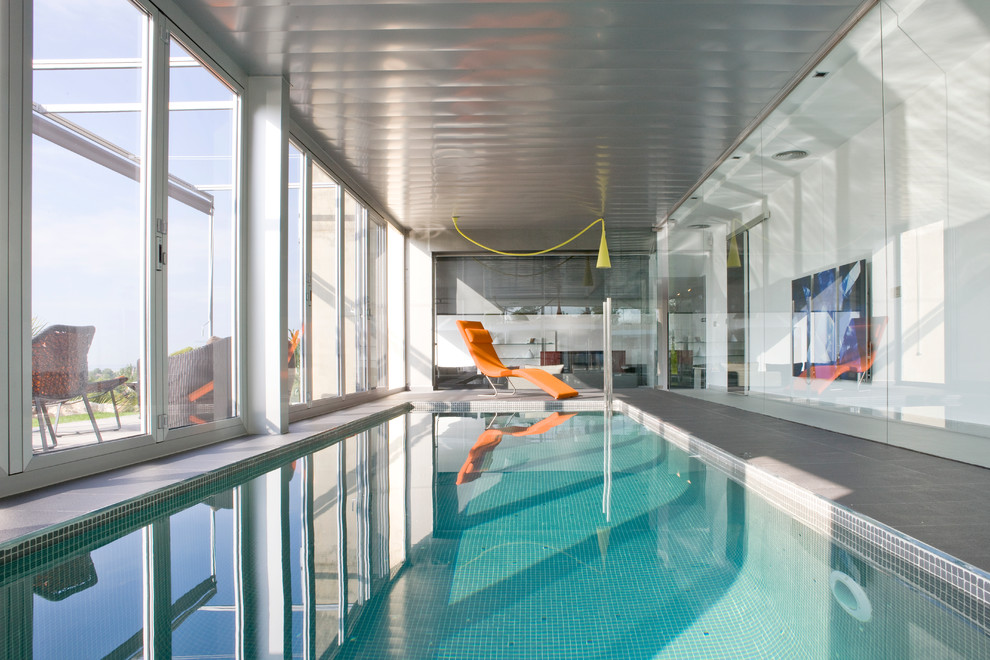 Imagen de casa de la piscina y piscina industrial de tamaño medio interior