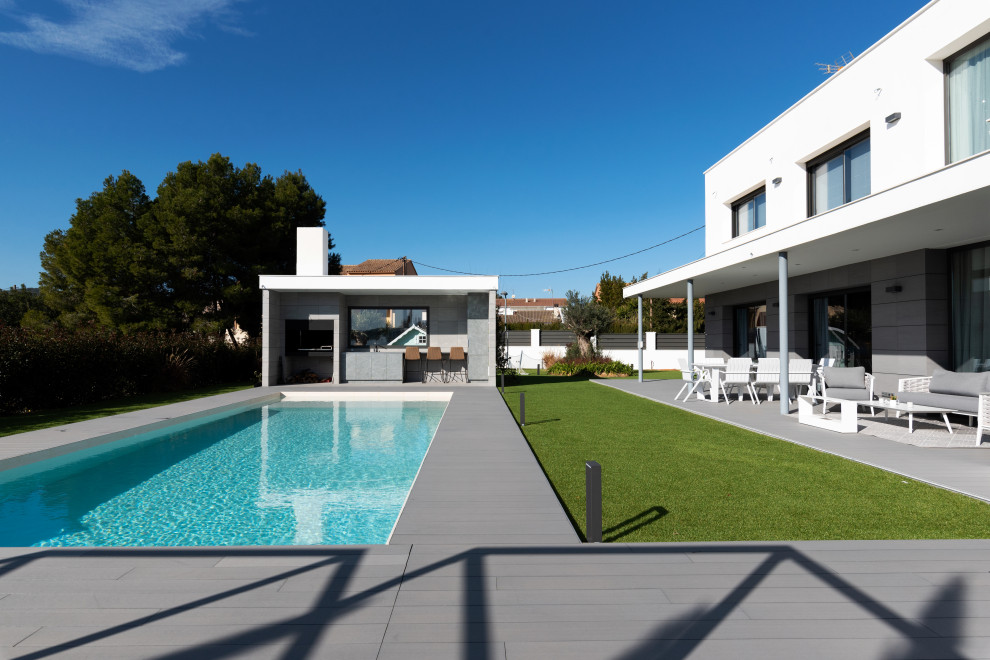 Ejemplo de piscina alargada minimalista grande rectangular