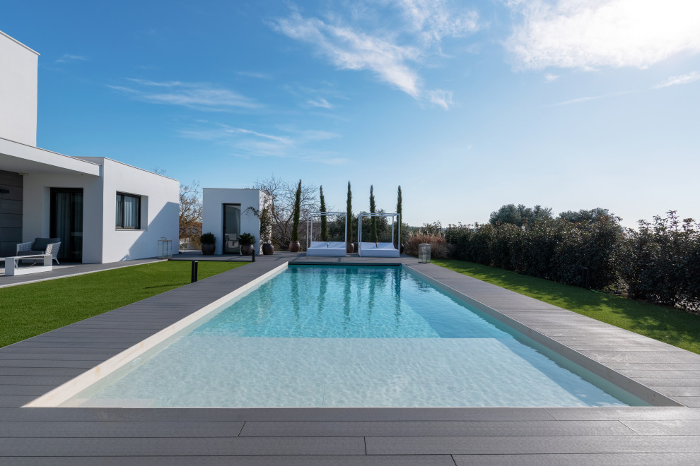 Diseño de piscina alargada minimalista grande rectangular