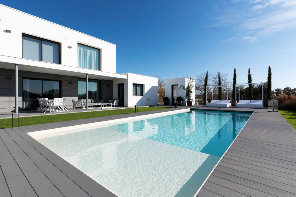 Foto de piscina alargada moderna grande rectangular