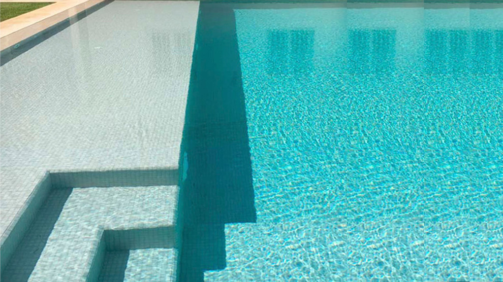 Свежая идея для дизайна: большой спортивный, прямоугольный бассейн на заднем дворе в морском стиле с домиком у бассейна - отличное фото интерьера
