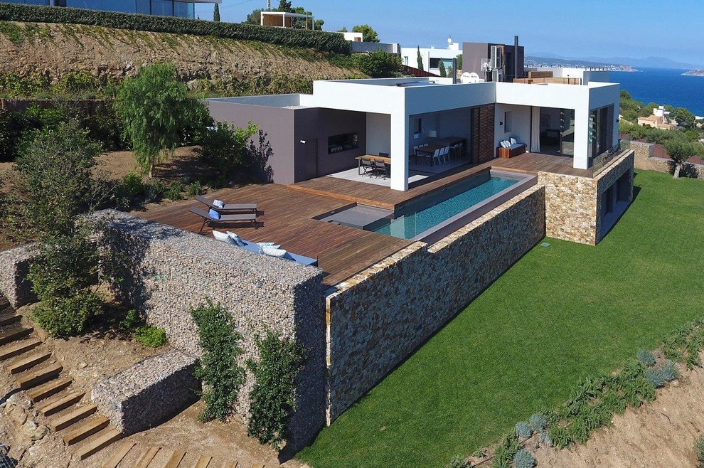 Modelo de casa de la piscina y piscina alargada moderna pequeña en forma de L en patio delantero
