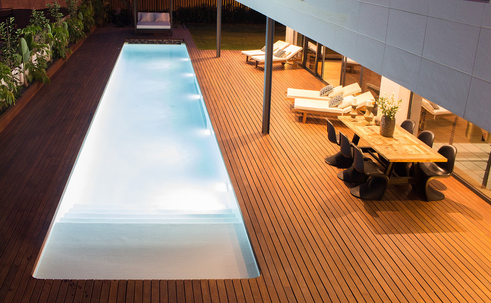 Exemple d'une piscine méditerranéenne de taille moyenne avec une terrasse en bois.