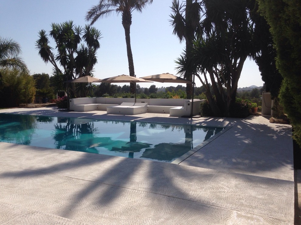 Idée de décoration pour une piscine méditerranéenne de taille moyenne et rectangle avec une cour.