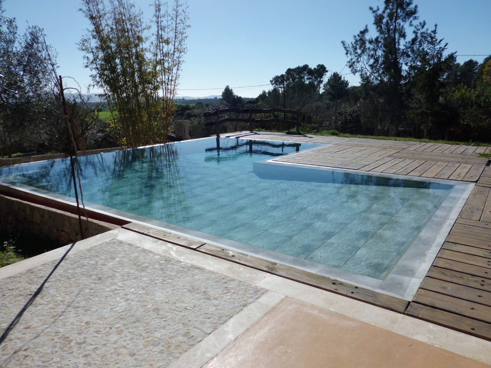 Diseño de casa de la piscina y piscina elevada actual de tamaño medio a medida con suelo de baldosas