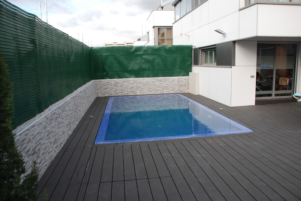 Photo of a contemporary swimming pool in Madrid.