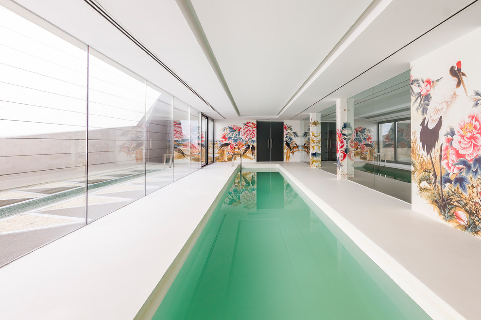 Diseño de piscina alargada asiática interior y rectangular