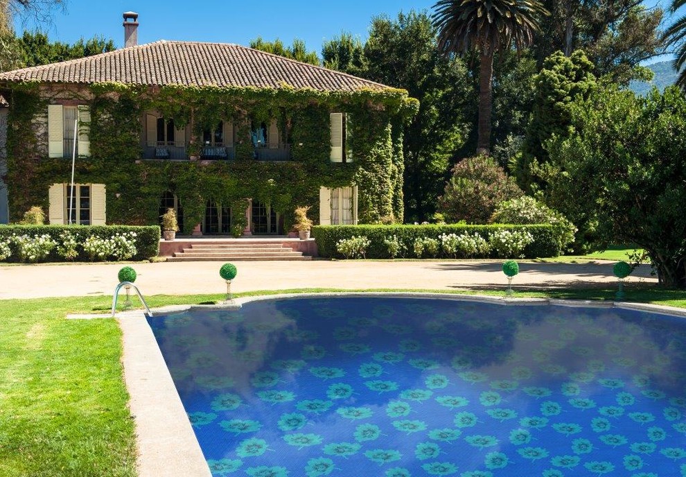 Ispirazione per una piscina naturale design rotonda di medie dimensioni e davanti casa con una dépendance a bordo piscina