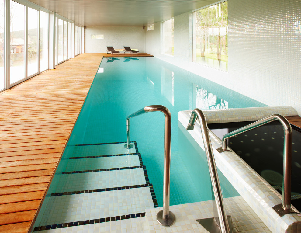 Идея дизайна: большой прямоугольный бассейн в доме в современном стиле с домиком у бассейна и настилом