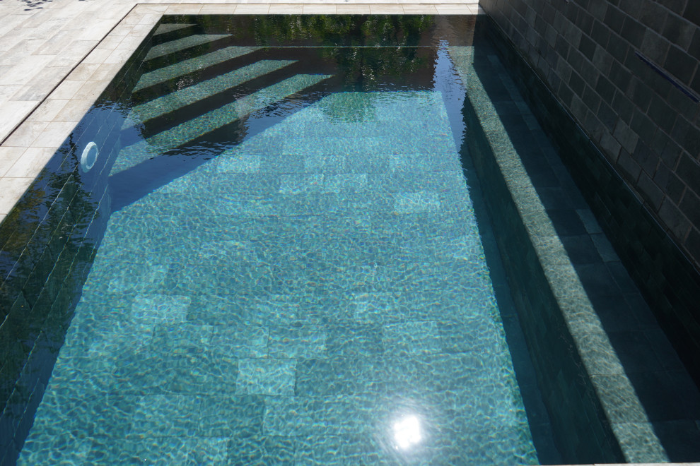 Idéer för att renovera en tropisk rektangulär pool, med en fontän och kakelplattor