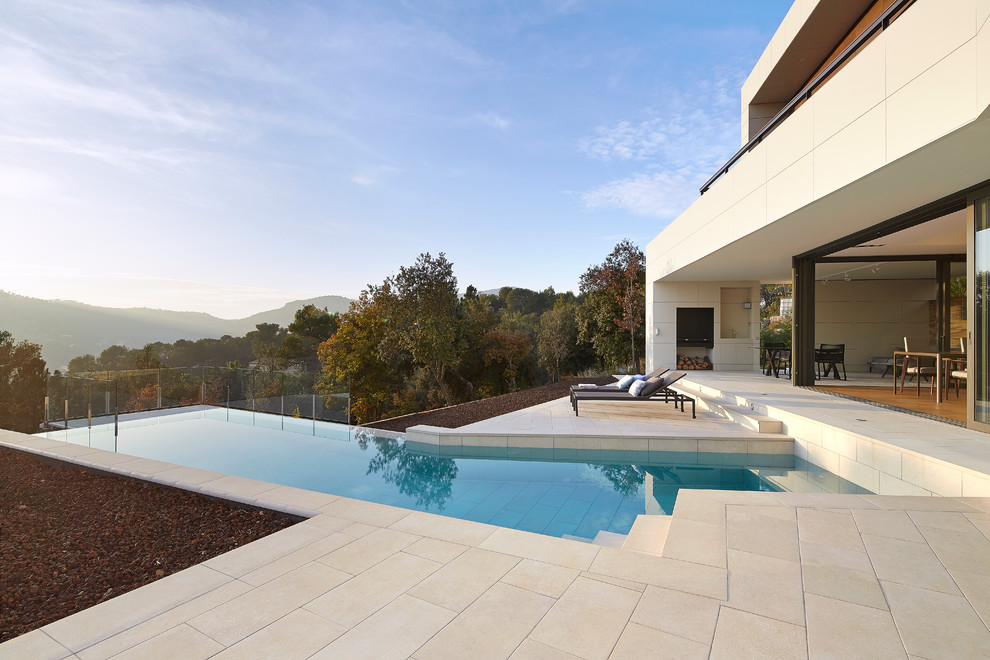 Diseño de casa de la piscina y piscina infinita actual de tamaño medio rectangular en patio delantero