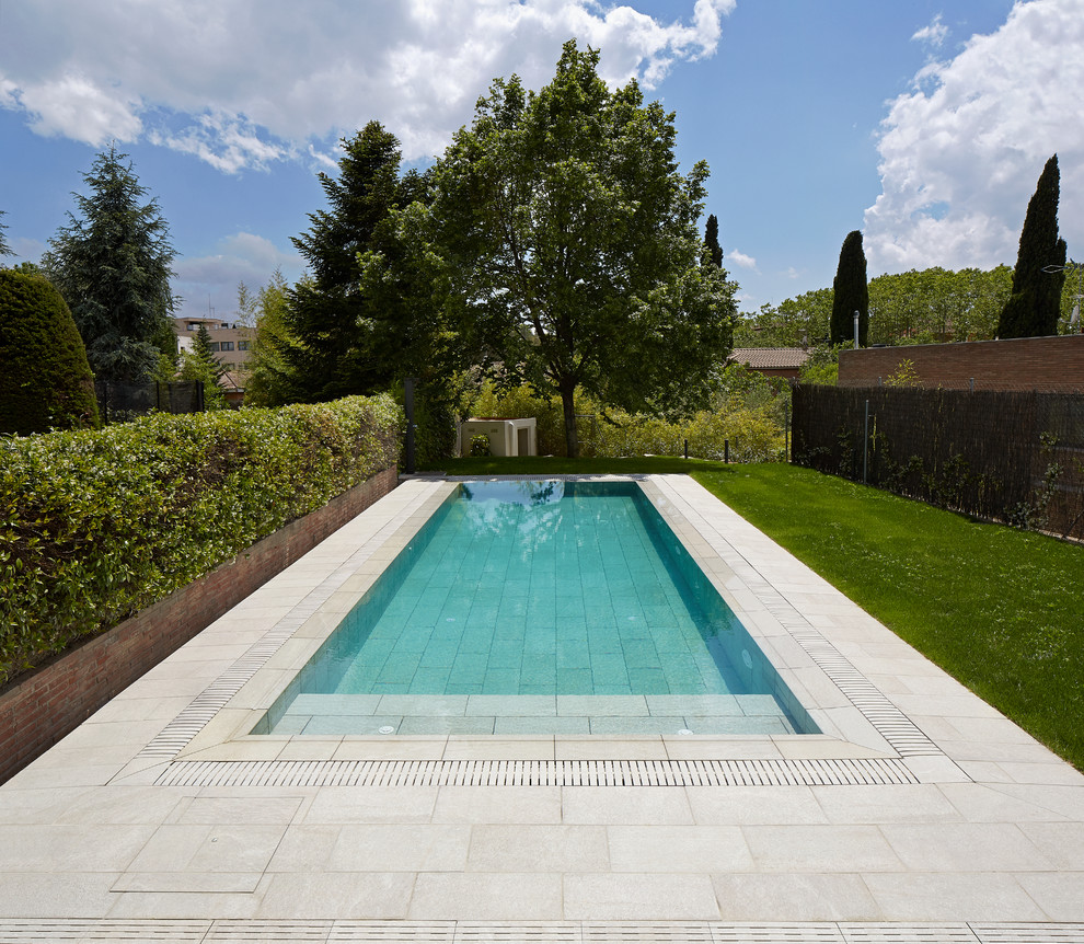 Immagine di una piscina monocorsia contemporanea rettangolare di medie dimensioni con una dépendance a bordo piscina e piastrelle