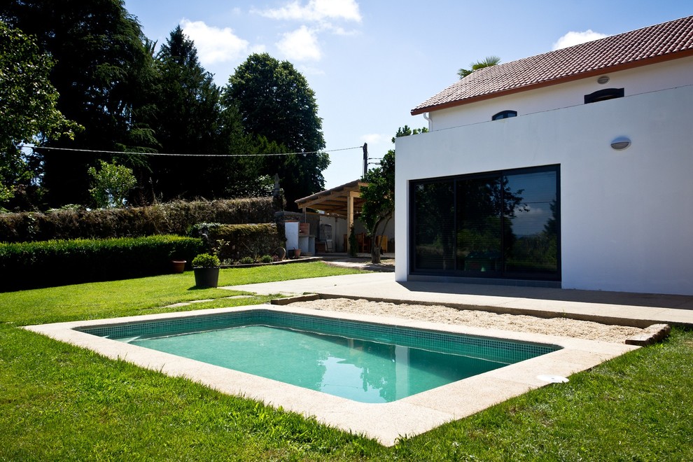 Ejemplo de casa de la piscina y piscina alargada de estilo de casa de campo pequeña rectangular en patio delantero