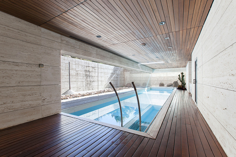 Diseño de casa de la piscina y piscina actual de tamaño medio rectangular y interior con entablado