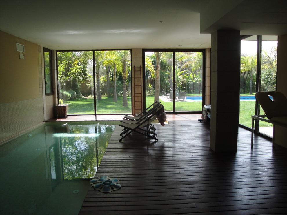 Свежая идея для дизайна: маленький бассейн в доме в морском стиле для на участке и в саду - отличное фото интерьера