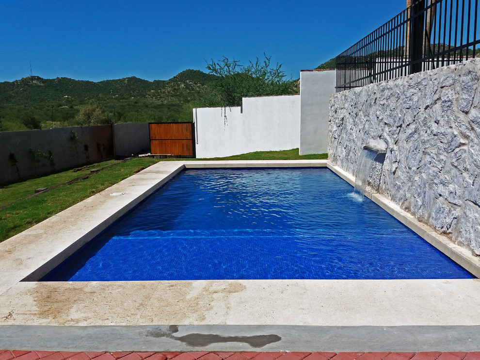 Foto di una piscina monocorsia design rettangolare di medie dimensioni e dietro casa