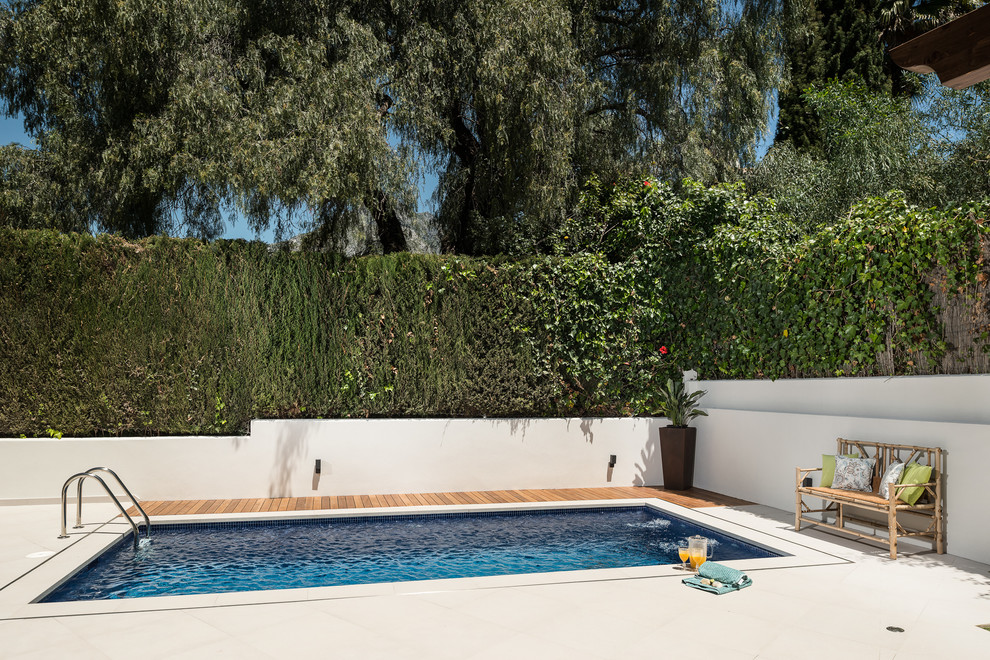 Imagen de piscina alargada mediterránea pequeña rectangular en patio delantero