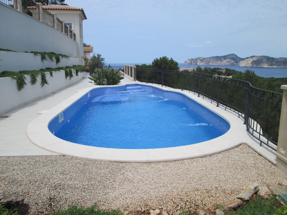 Foto de casa de la piscina y piscina alargada clásica renovada de tamaño medio redondeada en patio delantero