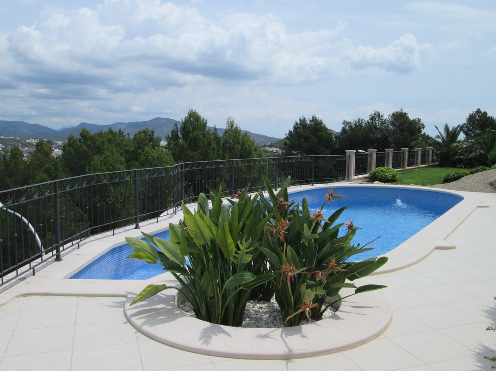 Immagine di una piscina monocorsia classica rotonda di medie dimensioni e davanti casa con una dépendance a bordo piscina