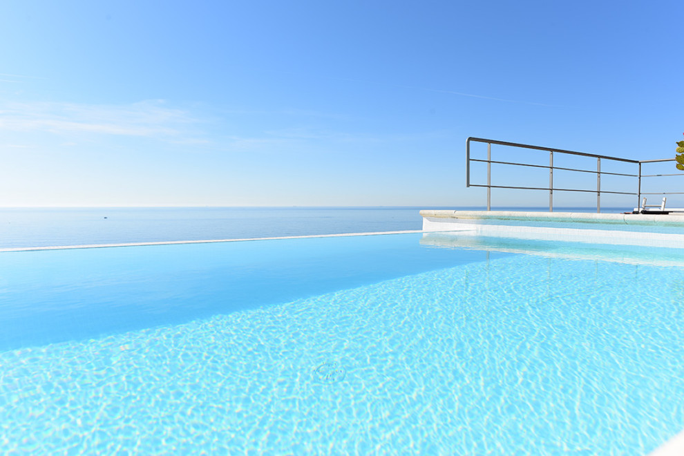 Свежая идея для дизайна: прямоугольный бассейн-инфинити в стиле модернизм - отличное фото интерьера