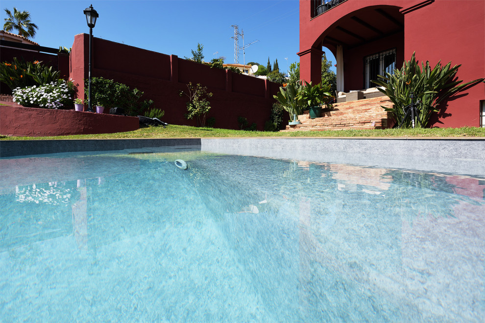 Esempio di una piscina monocorsia minimalista rettangolare