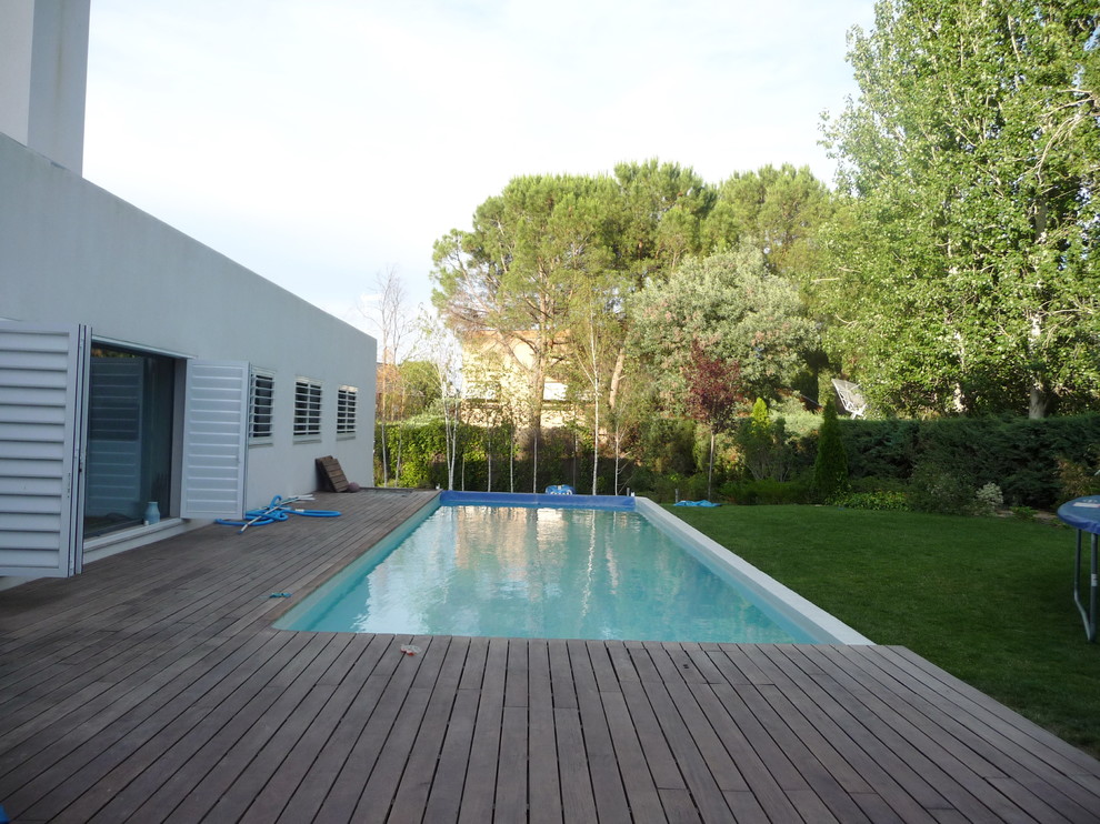 Großer Klassischer Pool hinter dem Haus in rechteckiger Form in Madrid