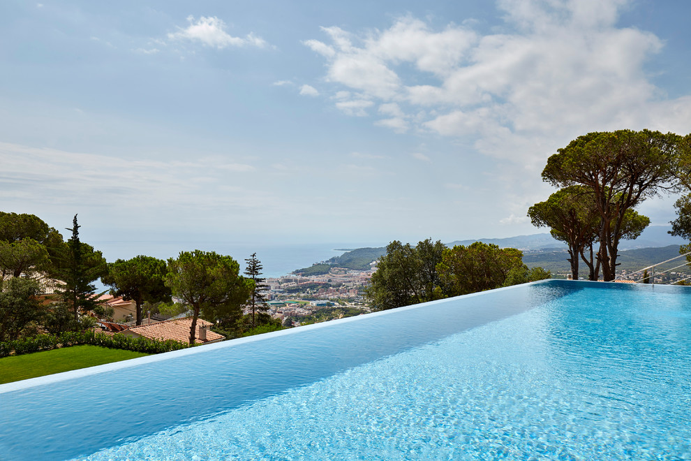 Imagen de casa de la piscina y piscina infinita mediterránea de tamaño medio rectangular