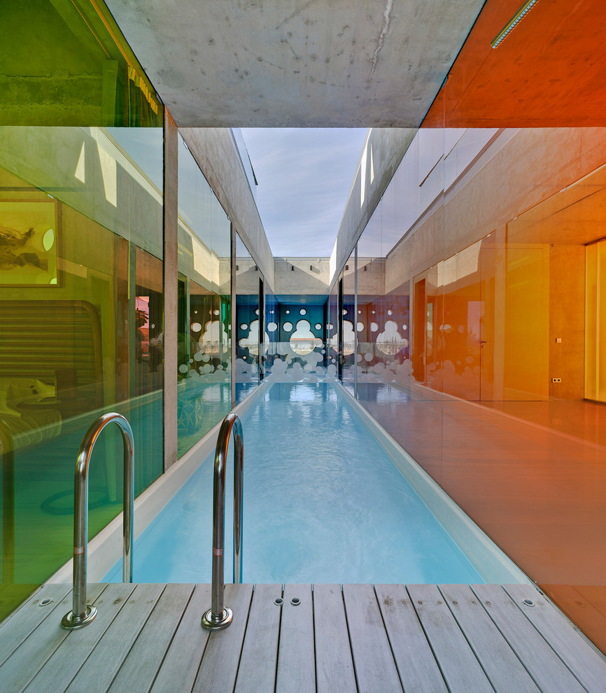 Пример оригинального дизайна: маленький прямоугольный, спортивный бассейн в доме в современном стиле с настилом и домиком у бассейна для на участке и в саду