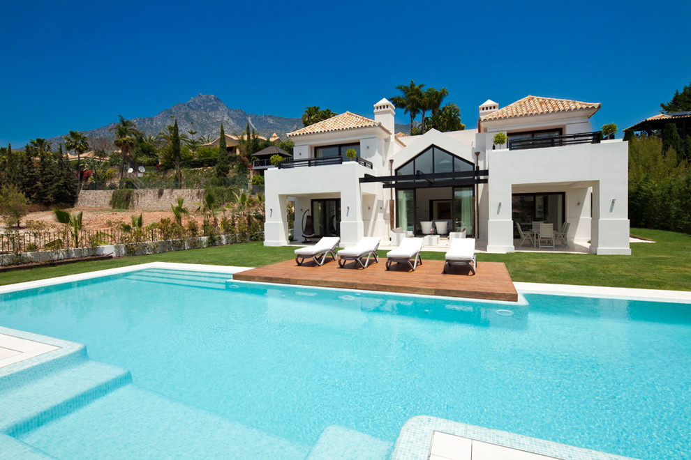 Foto di una piscina monocorsia design personalizzata di medie dimensioni e dietro casa con una dépendance a bordo piscina