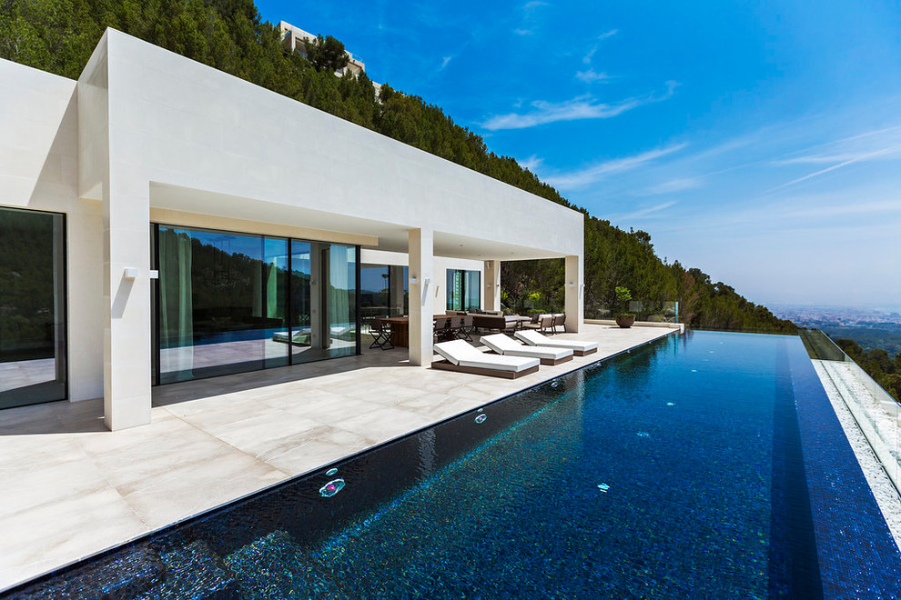 Diseño de casa de la piscina y piscina infinita contemporánea de tamaño medio rectangular