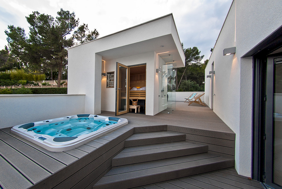 Diseño de piscinas y jacuzzis elevados actuales pequeños rectangulares en patio con entablado