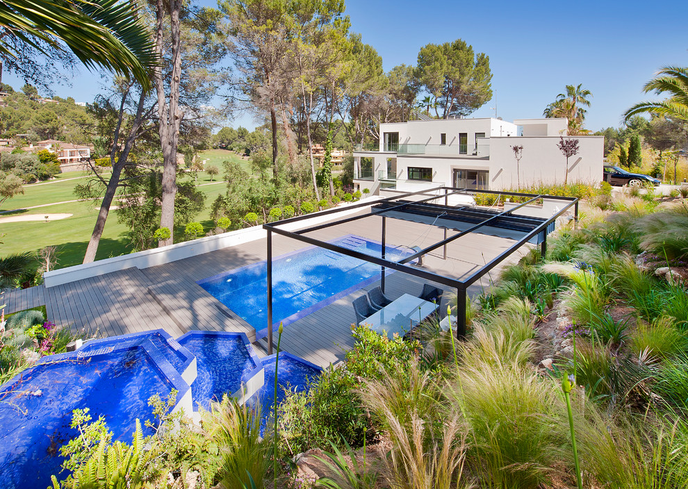 Свежая идея для дизайна: спортивный, прямоугольный бассейн среднего размера на внутреннем дворе в средиземноморском стиле с домиком у бассейна и настилом - отличное фото интерьера