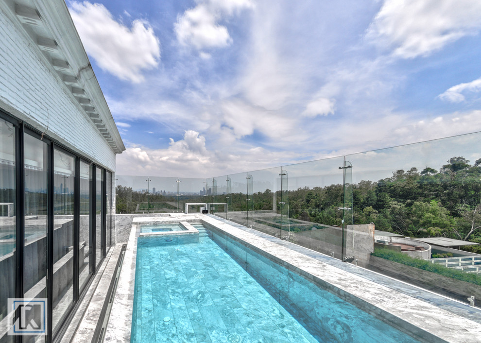 Großer Klassischer Pool auf dem Dach in rechteckiger Form in Mexiko Stadt