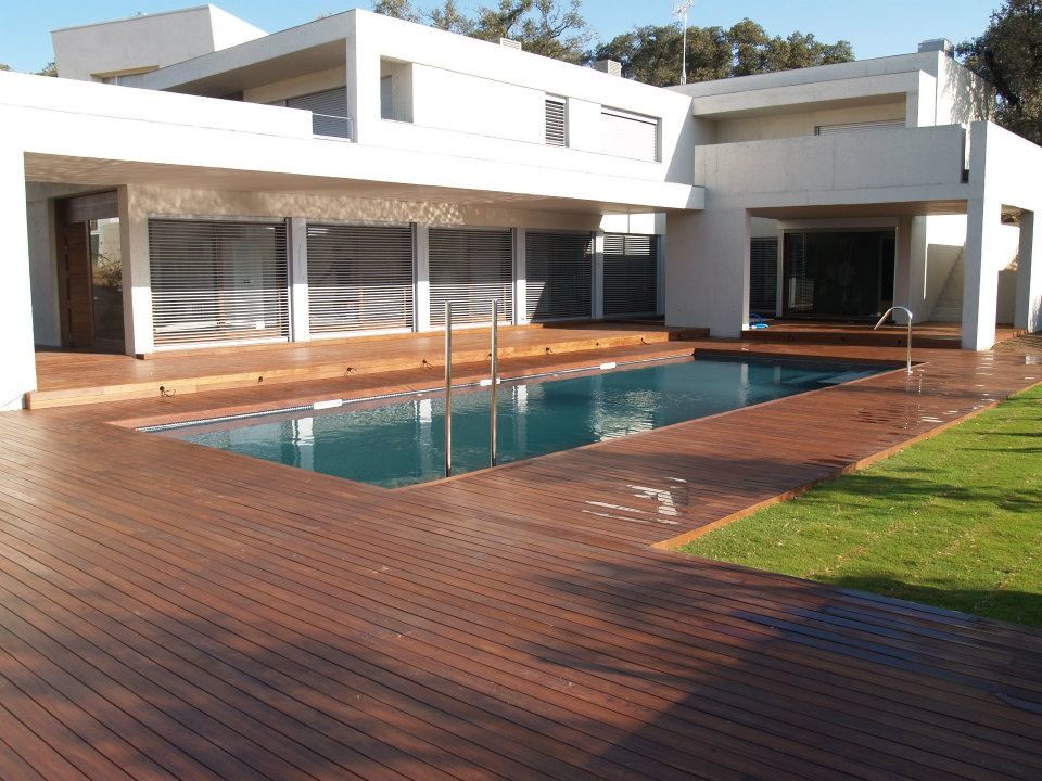 Diseño de piscina con fuente alargada contemporánea grande rectangular en patio delantero con entablado