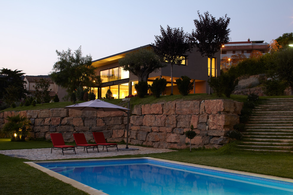 Foto de casa de la piscina y piscina alargada rústica de tamaño medio rectangular en patio delantero