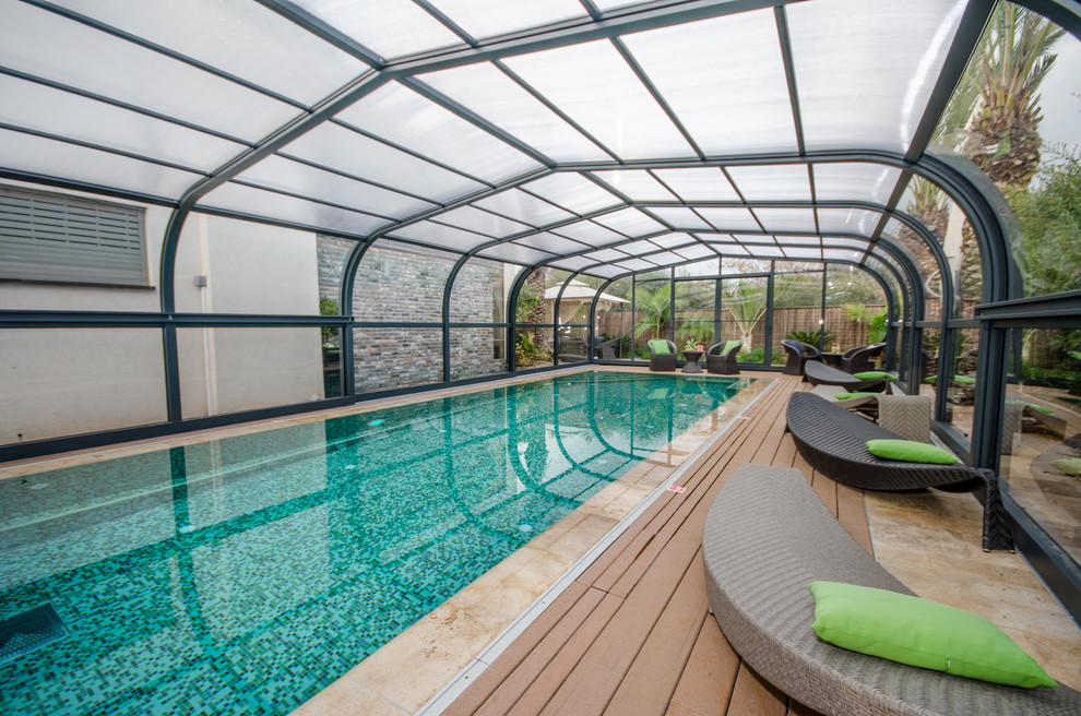 Réalisation d'un couloir de nage design rectangle avec une terrasse en bois.