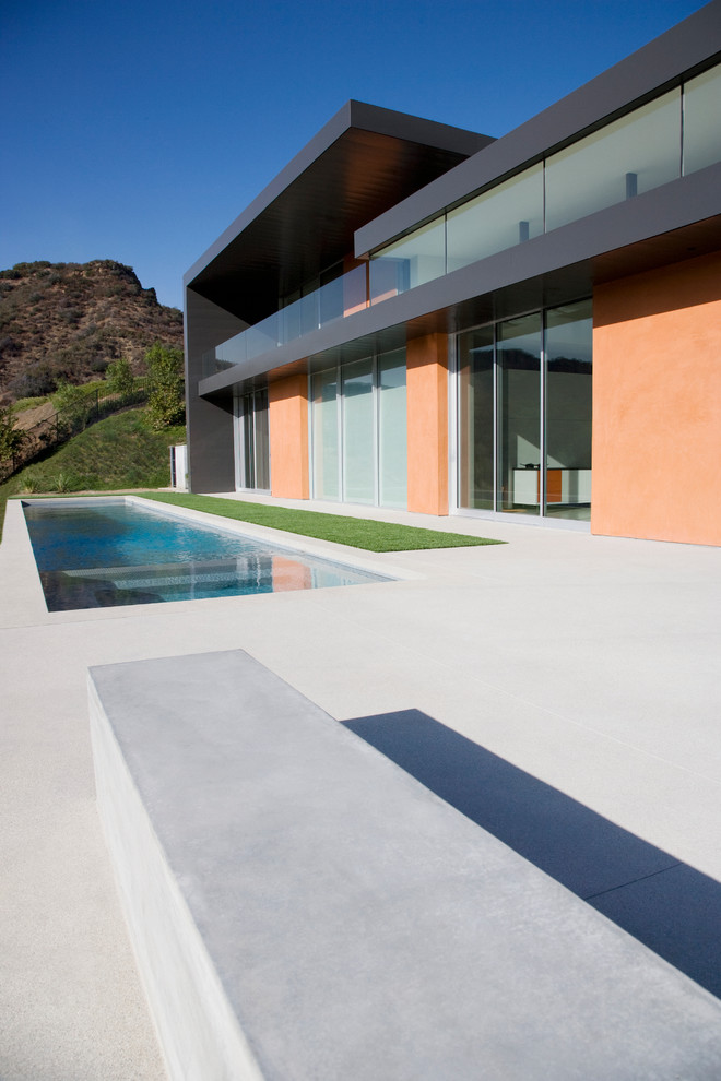 Imagen de piscinas y jacuzzis alargados actuales extra grandes rectangulares en patio delantero con suelo de baldosas