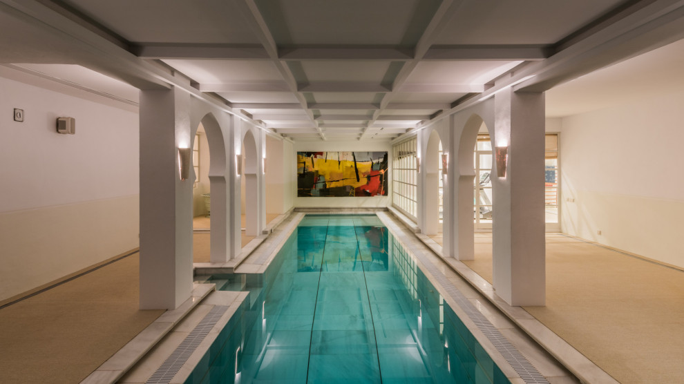 Ejemplo de piscina mediterránea rectangular y interior