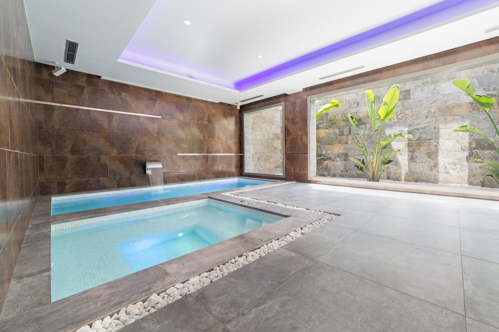 Idée de décoration pour une piscine intérieure minimaliste.