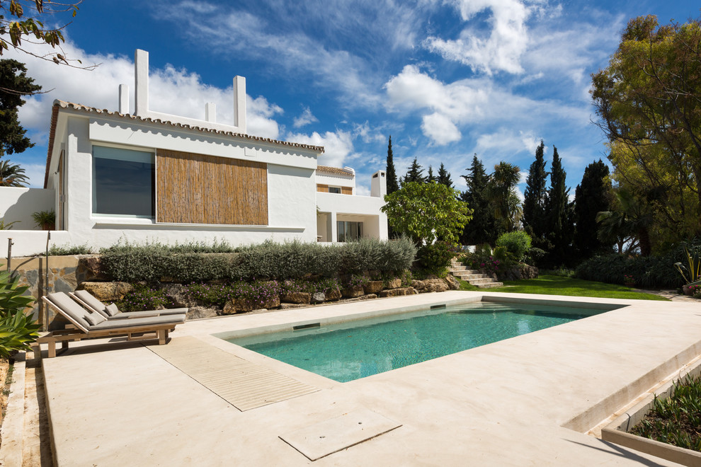 Modelo de piscina mediterránea rectangular en patio trasero