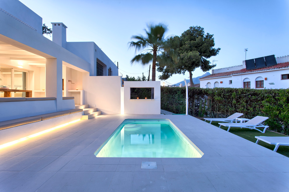 Modelo de casa de la piscina y piscina alargada costera pequeña rectangular