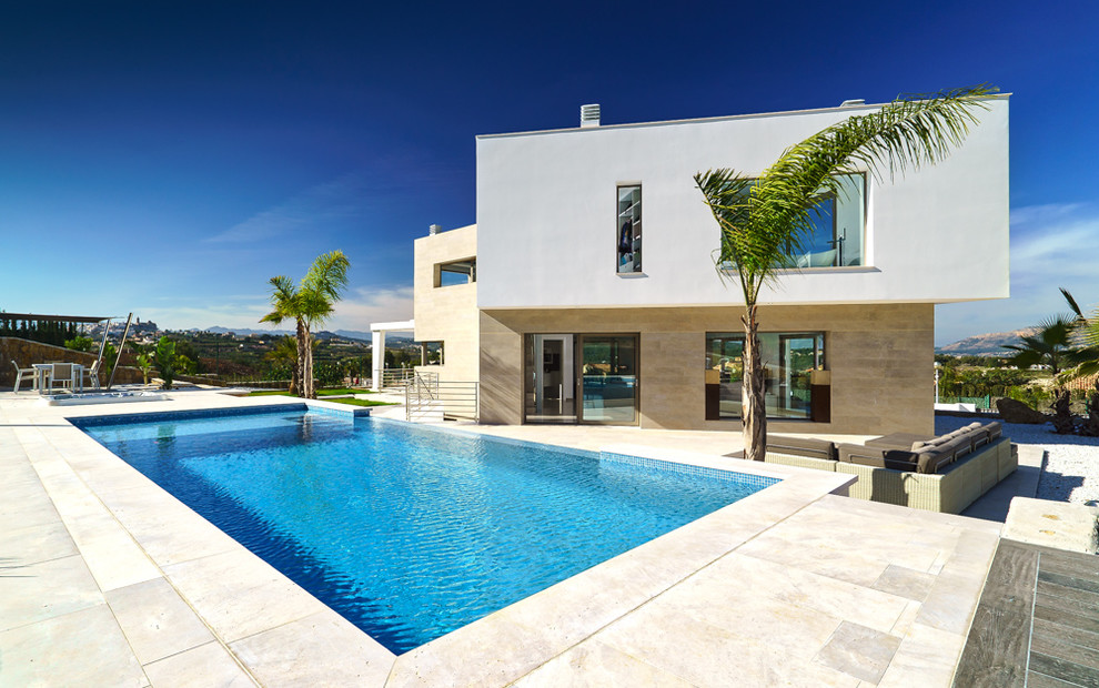 Immagine di una piscina monocorsia design rettangolare di medie dimensioni e davanti casa con una dépendance a bordo piscina