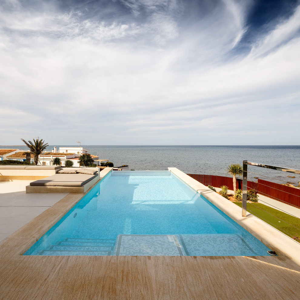 Ispirazione per una piscina a sfioro infinito mediterranea rettangolare