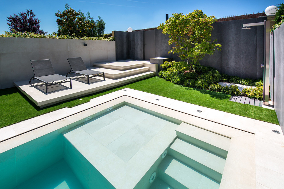 Foto de casa de la piscina y piscina alargada actual de tamaño medio rectangular