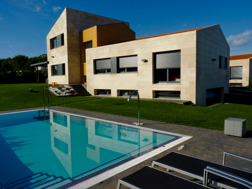 Modelo de casa de la piscina y piscina alargada contemporánea de tamaño medio rectangular en patio delantero