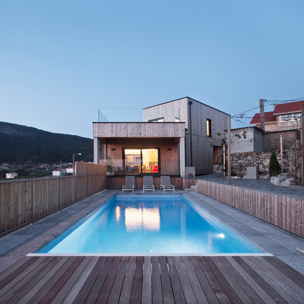 Imagen de piscina contemporánea rectangular con entablado